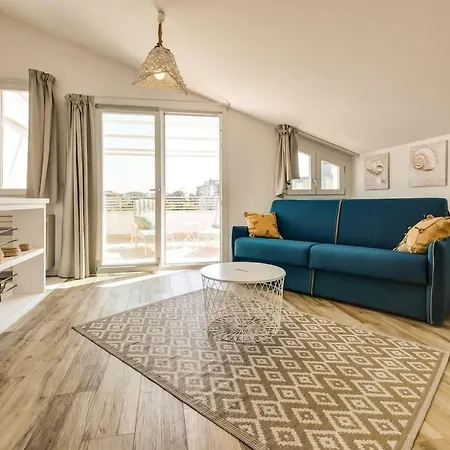 Penthouse 104 Sea View -magnolia Holidays Apartment *